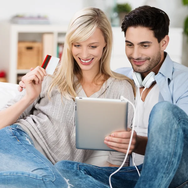 Happy couple purchasing items online — Stock Photo, Image