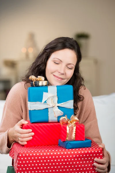 Schöne Frau mit Geschenken — Stockfoto