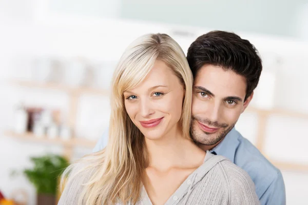 Retrato de una atractiva pareja joven sonriente —  Fotos de Stock