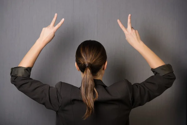 Geschäftsfrau, die ein Friedens- oder Siegeszeichen setzt — Stockfoto