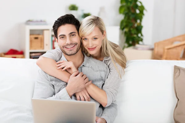 Casal relaxante em casa — Fotografia de Stock