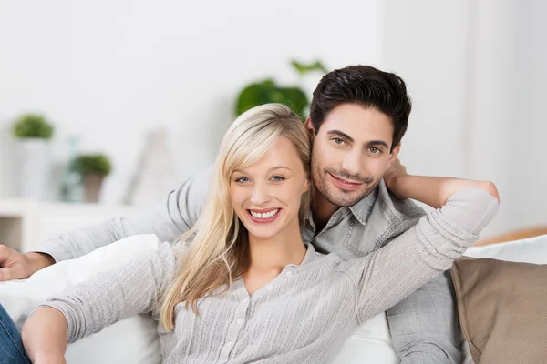 Sorrindo jovem casal feliz — Fotografia de Stock