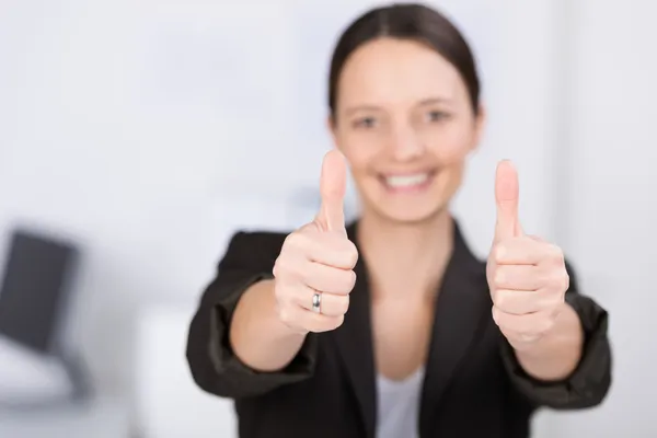 Sorrindo mulher dando um gesto polegar para cima — Fotografia de Stock