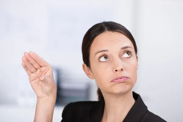 Nette Geschäftsfrau macht eine Geste — Stockfoto