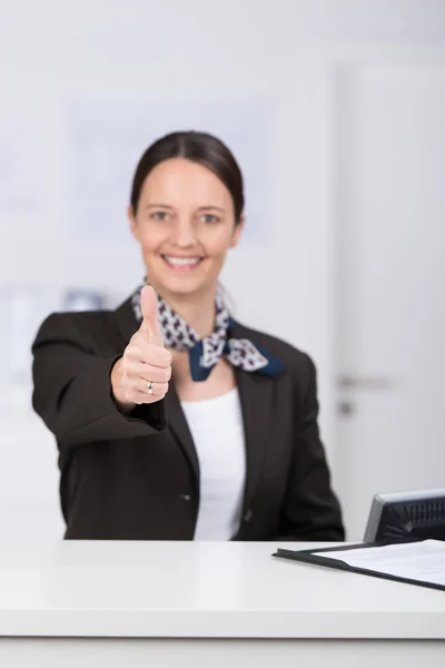 Recepcionista elegante bonita dando um polegar para cima — Fotografia de Stock