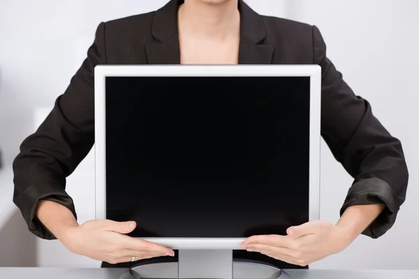 Mujer de negocios con un monitor de computadora en blanco —  Fotos de Stock