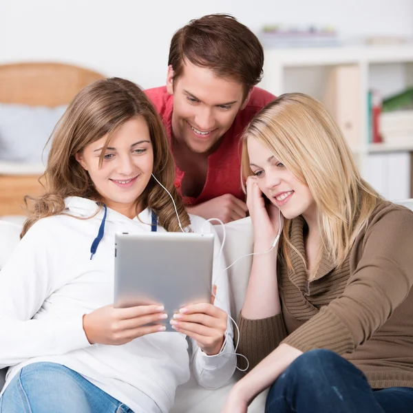 Dospívající přátel poslouchat hudbu na počítači tablet pc — Stockfoto