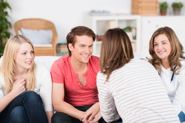 Tieners genieten van een ontspannen chatten — Stockfoto