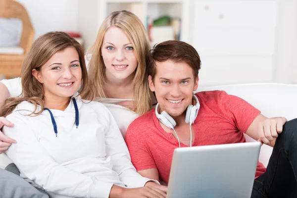 Felices estudiantes universitarios relajándose en casa — Foto de Stock