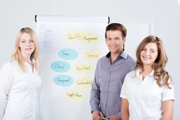 Equipo de negocios exitoso dando una presentación — Foto de Stock