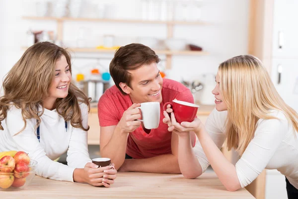 Mutlu genç üniversite öğrencileri kahve içer — Stockfoto