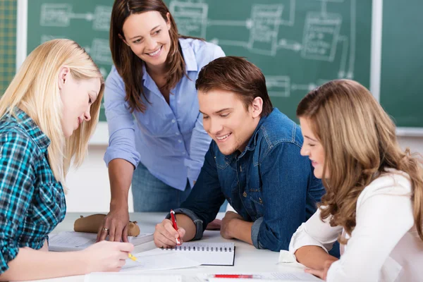 Grupparbete i klassrummet — Stockfoto