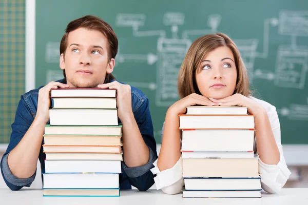 Dois estudantes sonhando com o futuro, em sala de aula — Fotografia de Stock