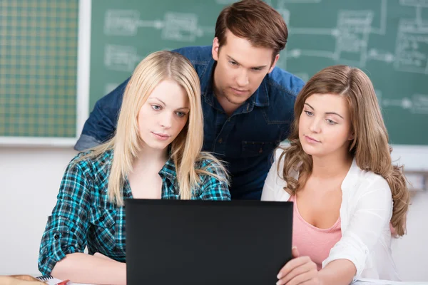 Tre studenter som arbetar på en bärbar dator — Stockfoto