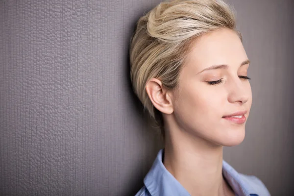 Vrouw onderbreken voor persoonlijke meditatie — Stockfoto