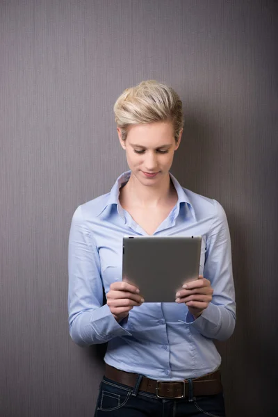 Mujer de negocios leyendo su tableta-PC — Foto de Stock