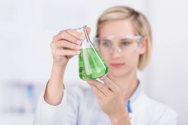 Jovem técnica de laboratório feminina — Fotografia de Stock