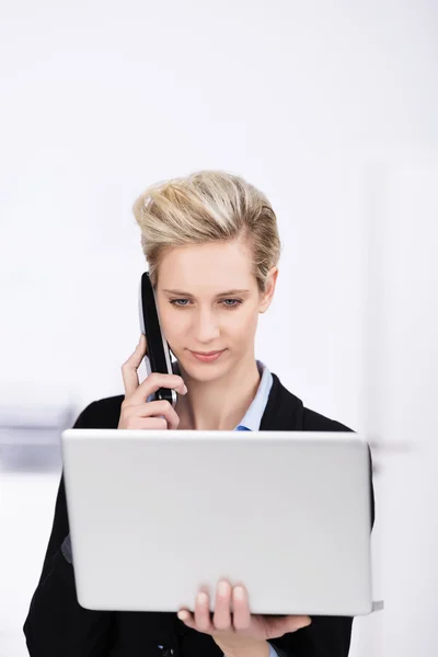 Businesswoman working on the move — Stock Photo, Image