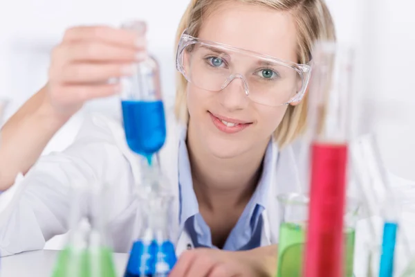 Vriendelijk lachende vrouw in een laboratorium — Stockfoto