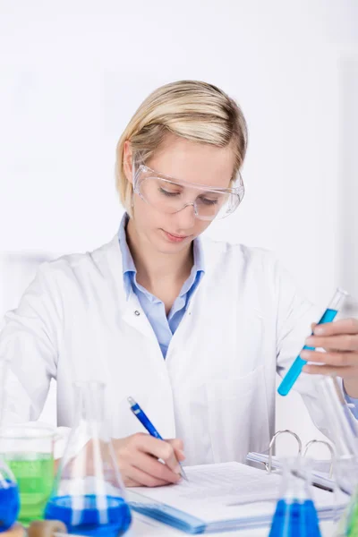 Laboratorium technicus opname testresultaten — Stockfoto