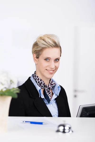 Vackra hotellreceptionist på räknaren — Stockfoto