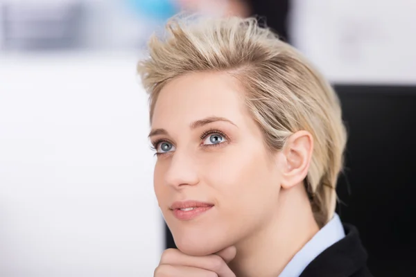 Mujer joven perdida en el pensamiento — Foto de Stock