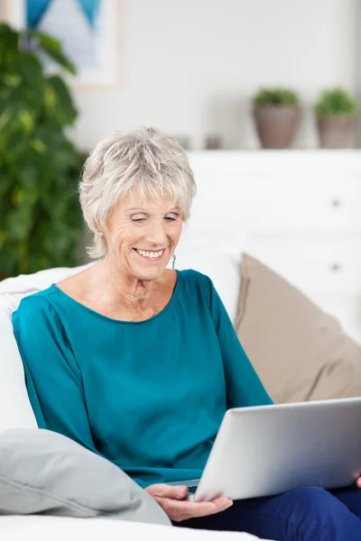 Attraktive Seniorin beim Surfen im Internet — Stockfoto