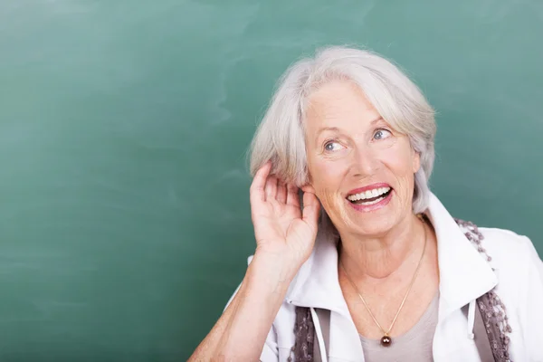 Oudere dame met gehoorproblemen — Stockfoto