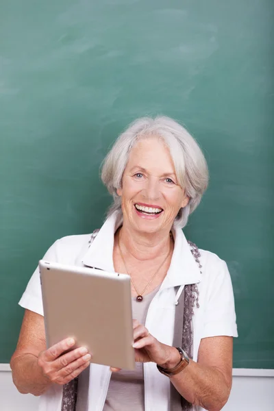 Sorrindo idosa professora — Fotografia de Stock