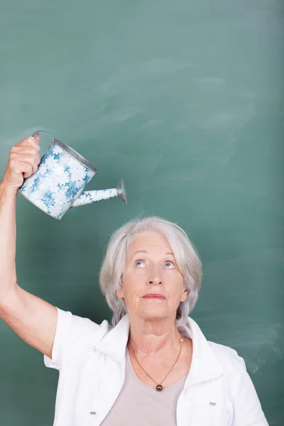 Senior mulher molhando a cabeça — Fotografia de Stock