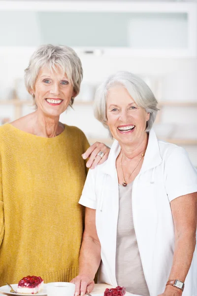 Две красивые улыбающиеся пожилые женщины — стоковое фото