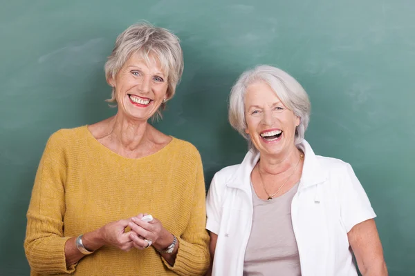 Zwei lachende ältere Frauen — Stockfoto