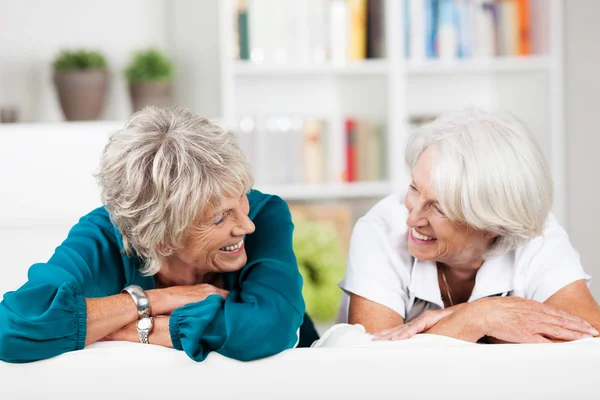 Две пожилые подруги разговаривают — стоковое фото