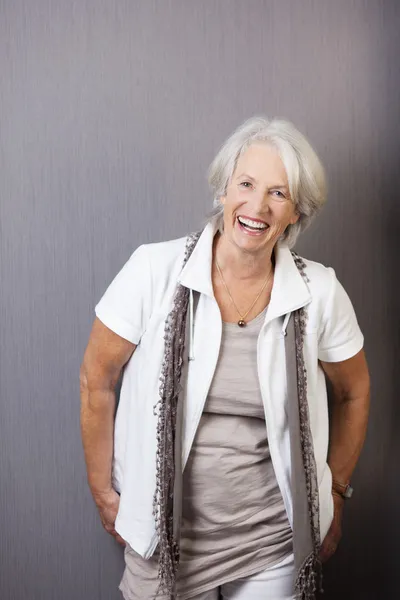 Livlig trendiga äldre kvinna — Stockfoto