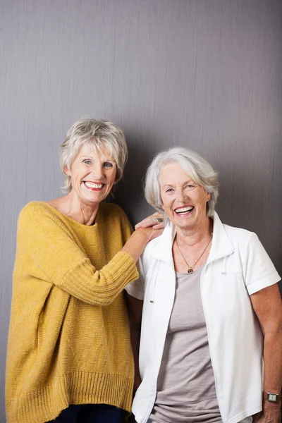 Расслабленные пожилые дамы наслаждаются смехом — стоковое фото