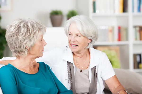 Två äldre kvinnor chattar i vardagsrummet — Stockfoto
