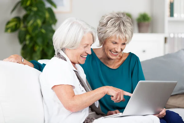 Two senior women surfing the internet — Stock Photo, Image