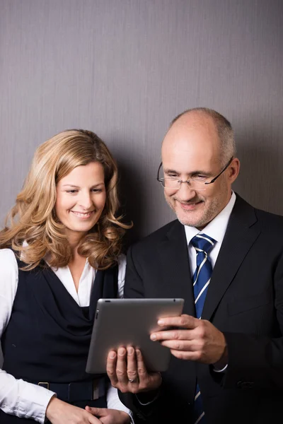 Бизнесмен показывает своему партнеру планшет-компьютер — стоковое фото