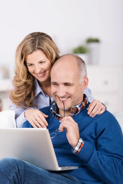 Casal sorrindo enquanto navegam na internet — Fotografia de Stock