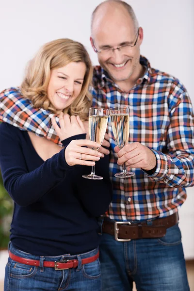 Casal romântico comemorando — Fotografia de Stock