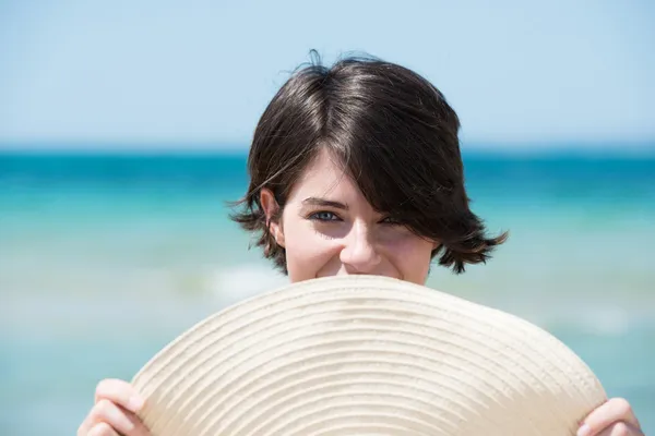 Beautiful young woman at the seaside — Stock Photo, Image