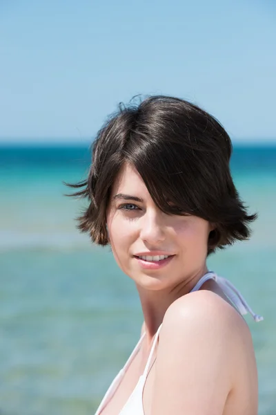 Beautiful woman with an ocean backdrop — Stock Photo, Image