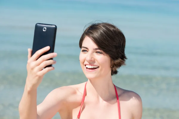 Lachende Frau posiert für ein Selbstporträt — Stockfoto