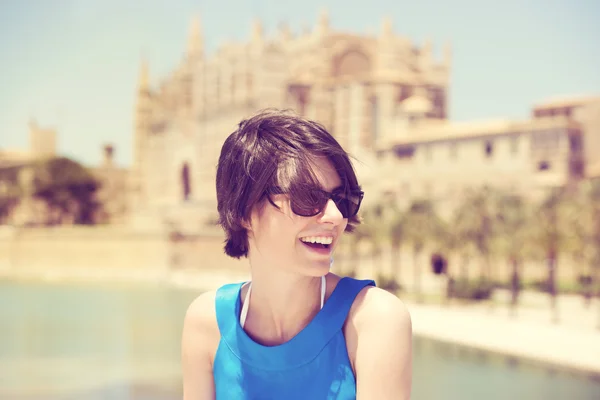 Lachende junge Frau beim Urlaub auf Mallorca — Stockfoto