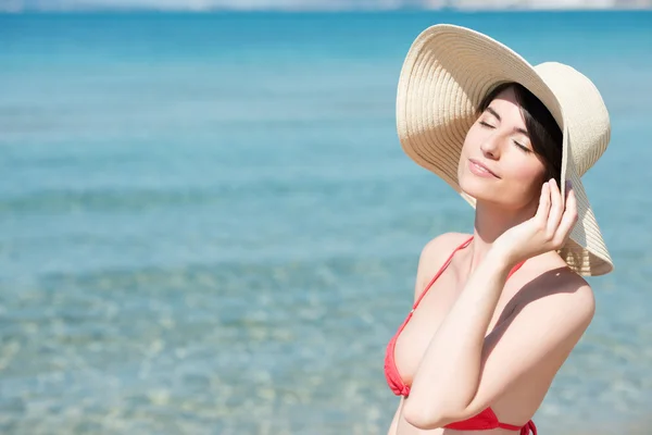 Jeune femme sur la plage profitant du soleil — Photo