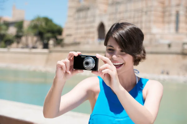 Jovem mulher tirar fotos de férias — Fotografia de Stock