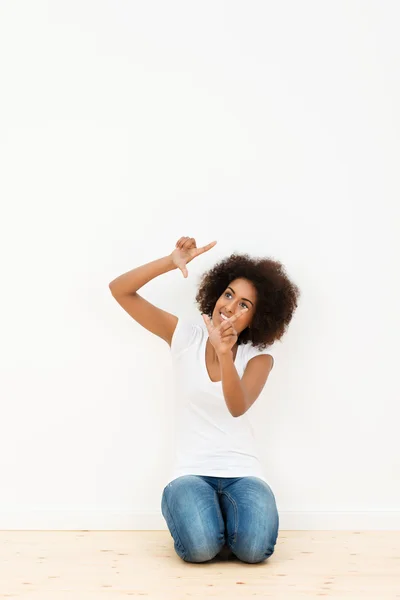 Hermosa mujer visualizando su nueva decoración — Foto de Stock