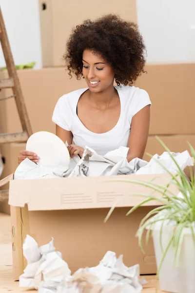 Frau packt Kartons in ihrem neuen Haus aus — Stockfoto