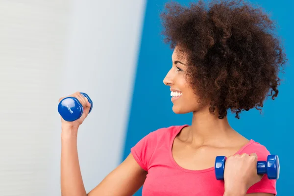 Feliz hermosa mujer haciendo ejercicio en el gimnasio —  Fotos de Stock