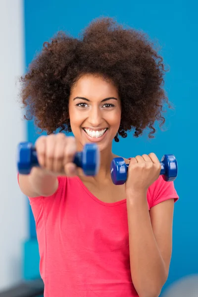 Felice giovane donna sana che lavora in una palestra — Foto Stock